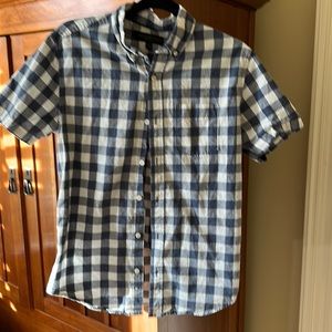 LEAVING CLOSET. Aeropostale men’s SMALL short sleeved button down. Blue & white
